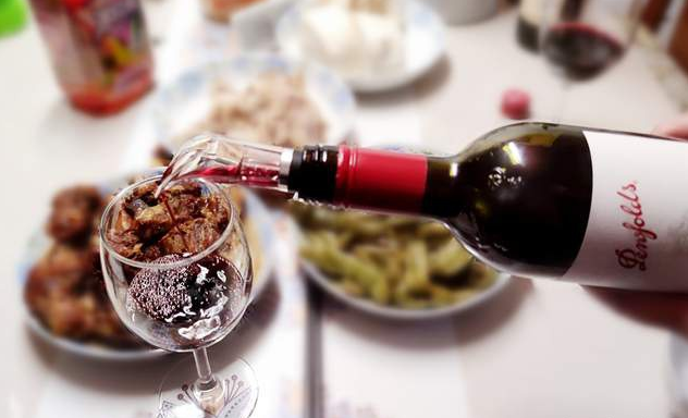 Dab tsi yog Qhov Zoo Ntawm Ib Lub Caw Pourer? Dab tsi yog Pawg?